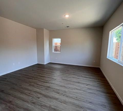 4th image of 328 Oleander Dr