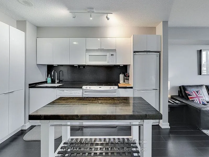 1 bed, $2,400 — Photo 4