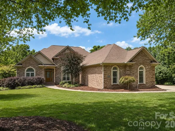 1001 Heritage Acres Dr, Matthews, NC 28104