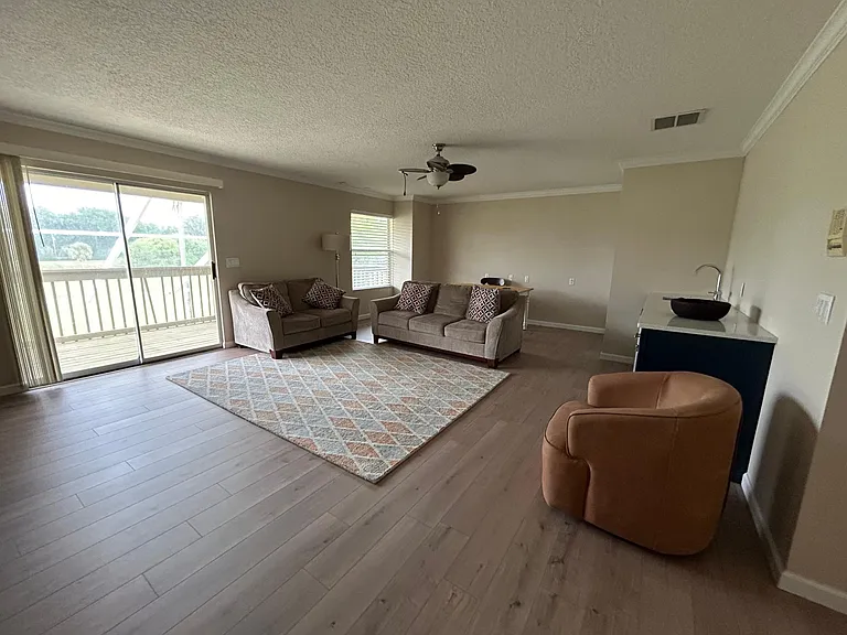 209 Strathmore Cir — Photo 32