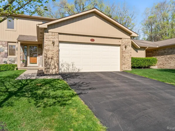 29573 Sylvan Ln #17, Farmington, MI 48334