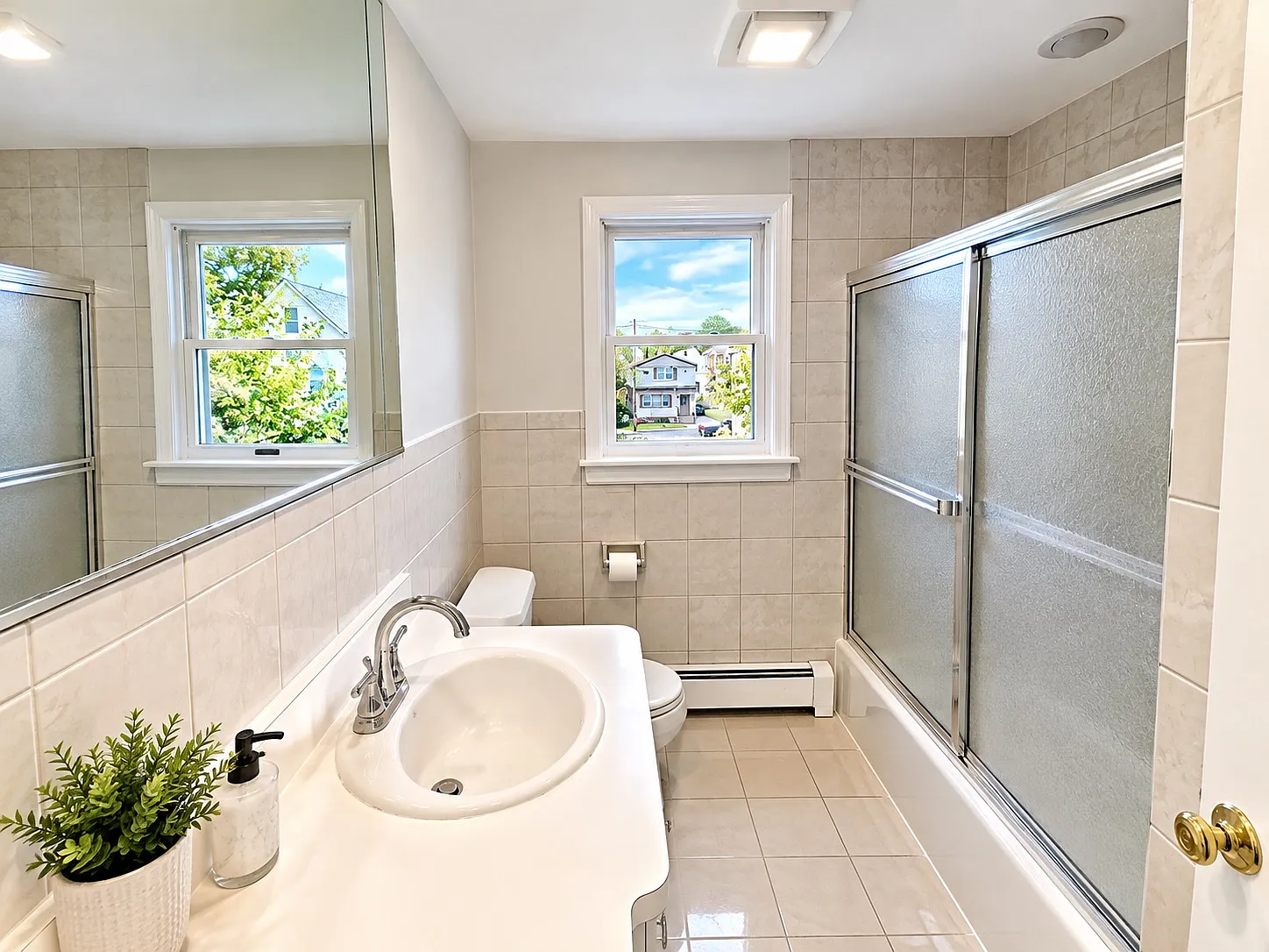 2 bed, 700 sqft, $2,100 — Photo 2