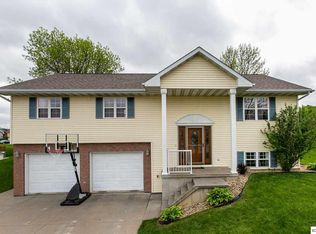 824 Heather Dr, Peosta, IA 52068