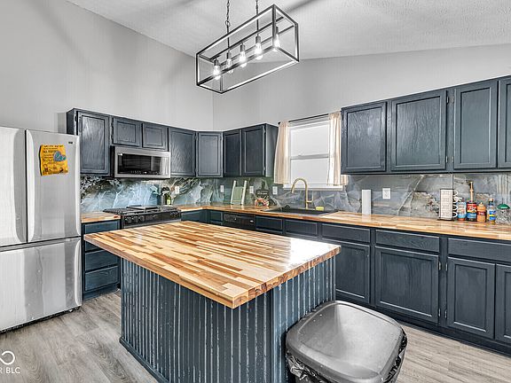 3rd image of 736 Kingston Cir