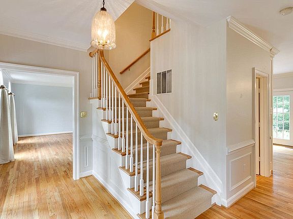 3rd image of 784 Stephanie Cir