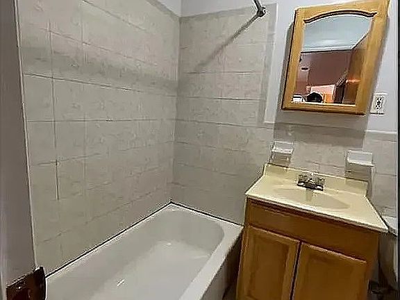 4th image of 162 Allen St APT 20