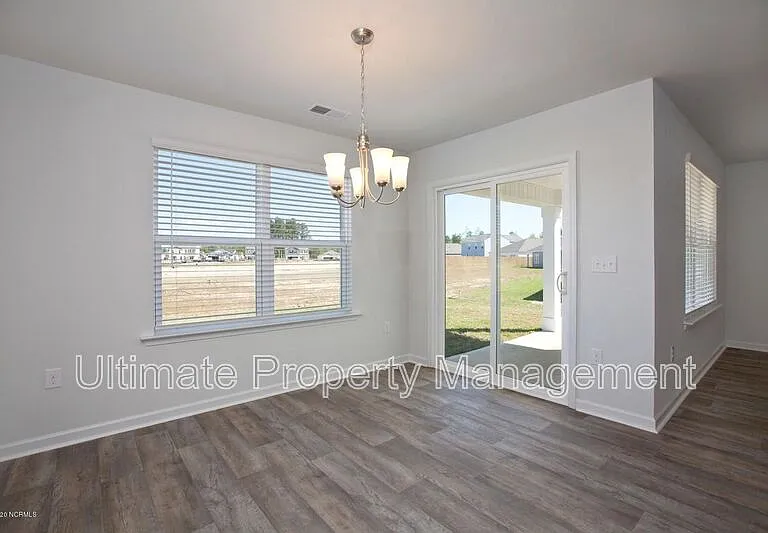 585 Draymore Dr NE — Photo 9