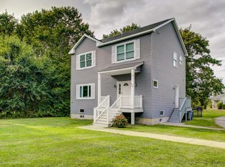 566 E Main Rd, Middletown, RI 02842
