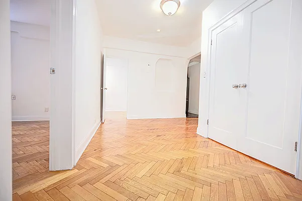 Rented by Urbane Brokerage | media 18