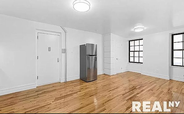1st image of 222 W 10th St APT B