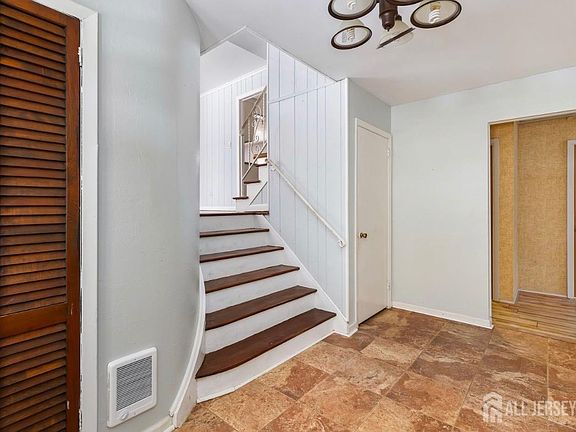 4th image of 10 Gavel Rd