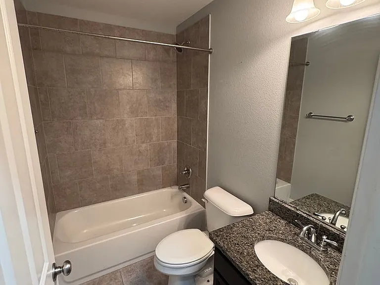 328 N Hampton St — Photo 17