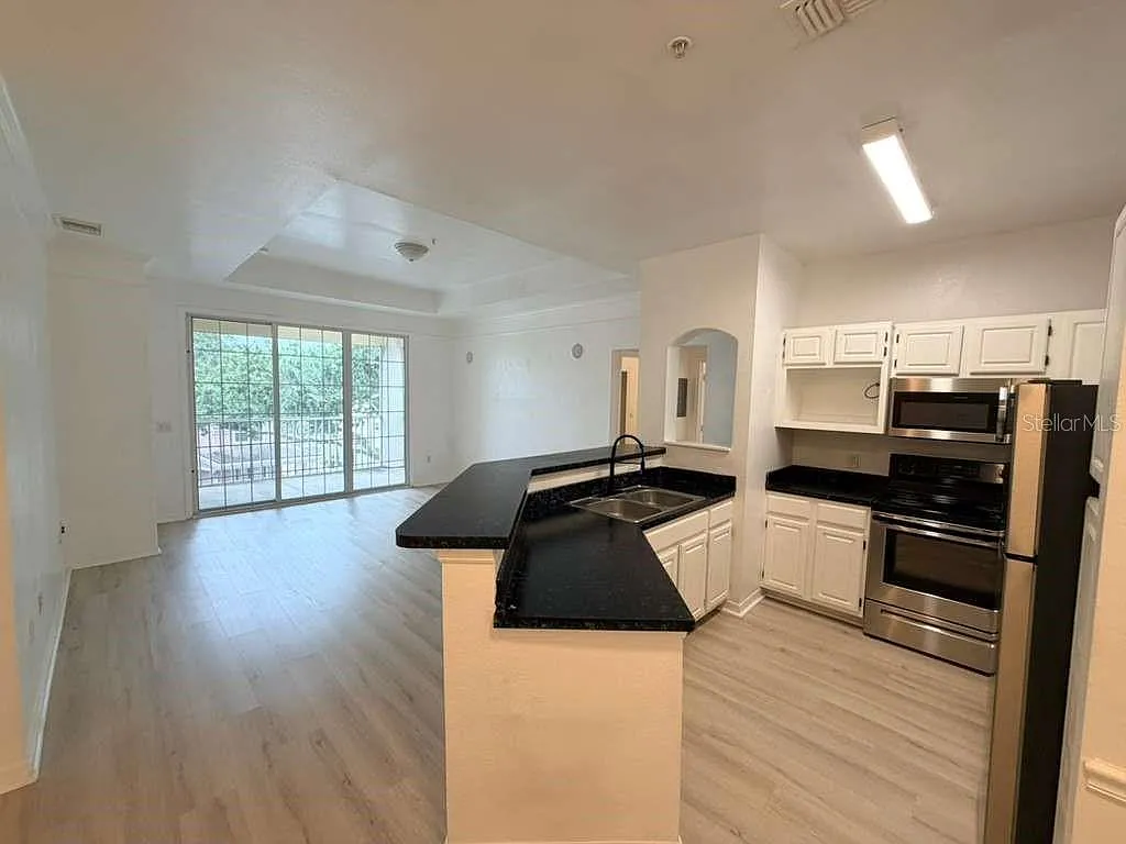 3 bed, 2.0 bath, 1260 sqft, $1,900 — Photo 3