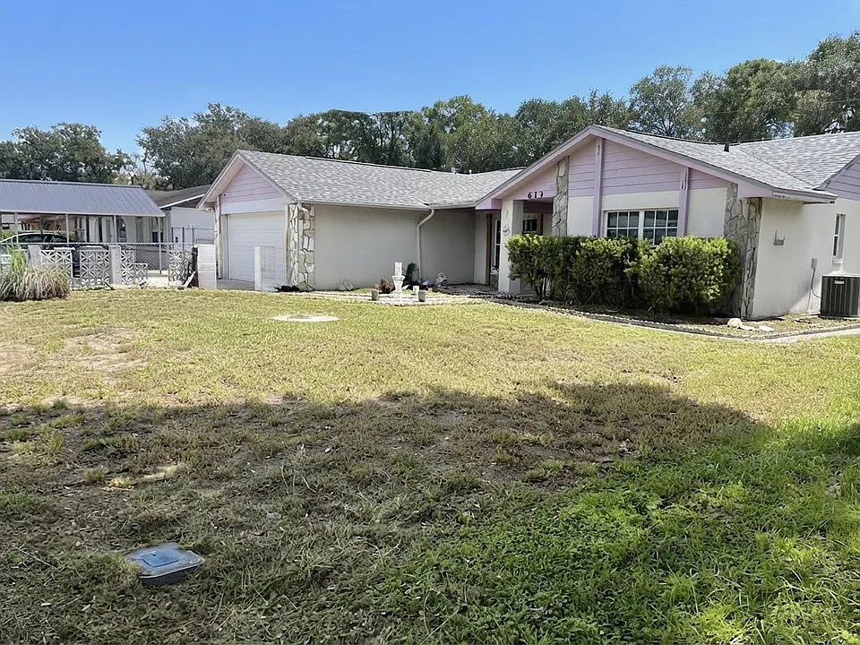 613 Ponderosa Dr E