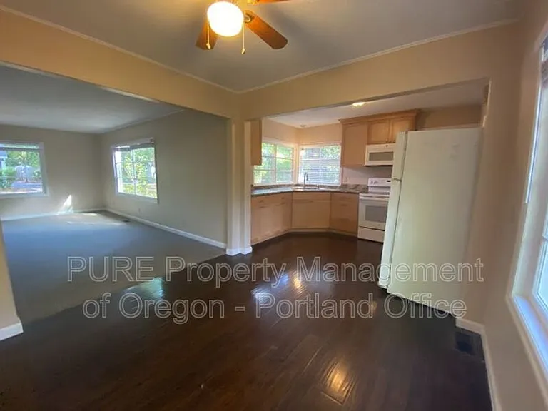 3550 Lake Grove Ave — Photo 9