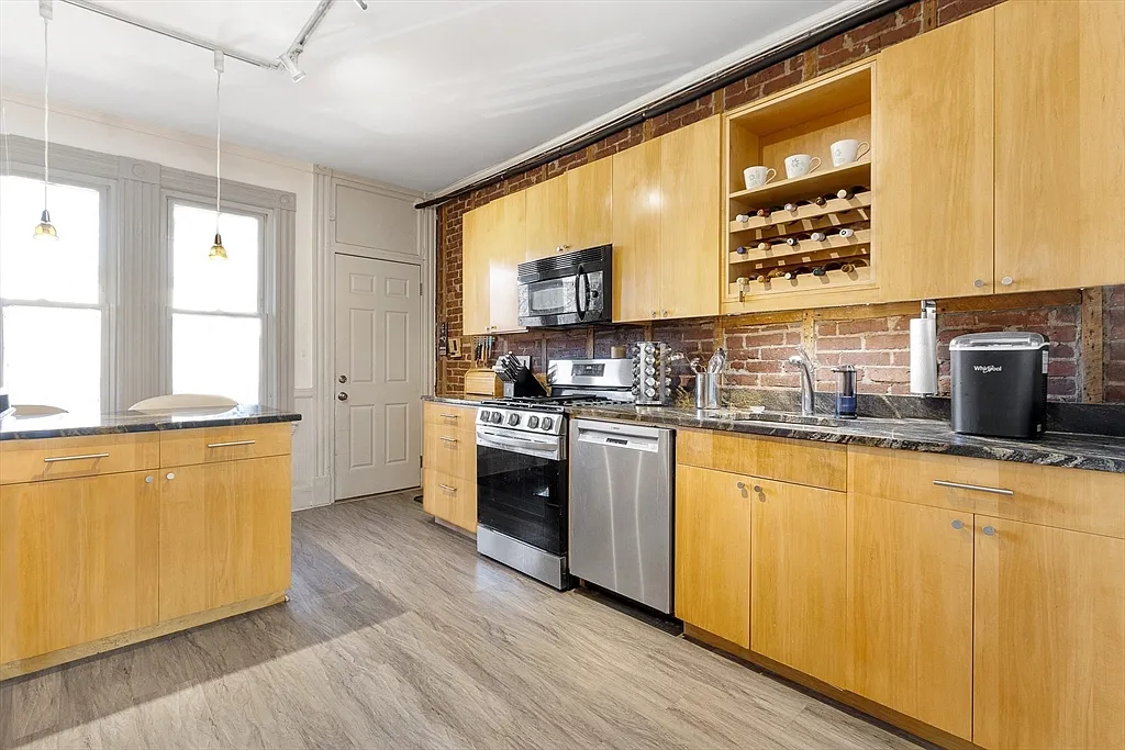 3 bed, 1.0 bath, 1253 sqft, $3,000 — Photo 3