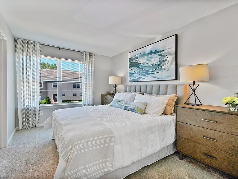 Midtown Pointe Apartments — Photo 13