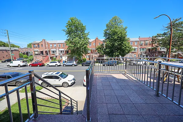 Sold by Momentum Real Estate LLC | media 3