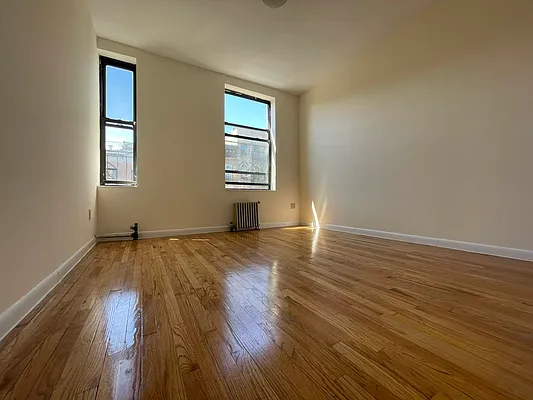 Rented by HOLTON REAL ESTATE INC. | media 9