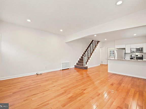4th image of 114 W Salaignac St