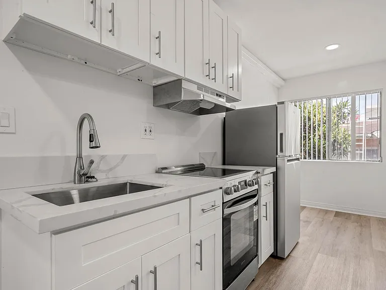 935 S Mariposa Ave — Photo 4
