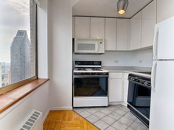 2nd image of 236 E 47th St APT 32D