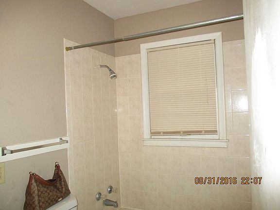 3rd image of 3017 Everett Ave