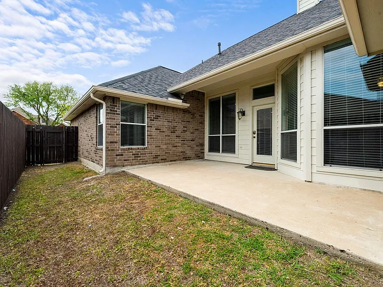 3205 Hamlett Ln — Photo 4