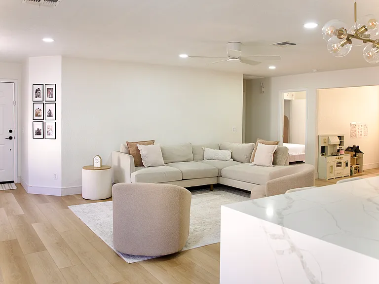 3114 W Mark Ln — Photo 2