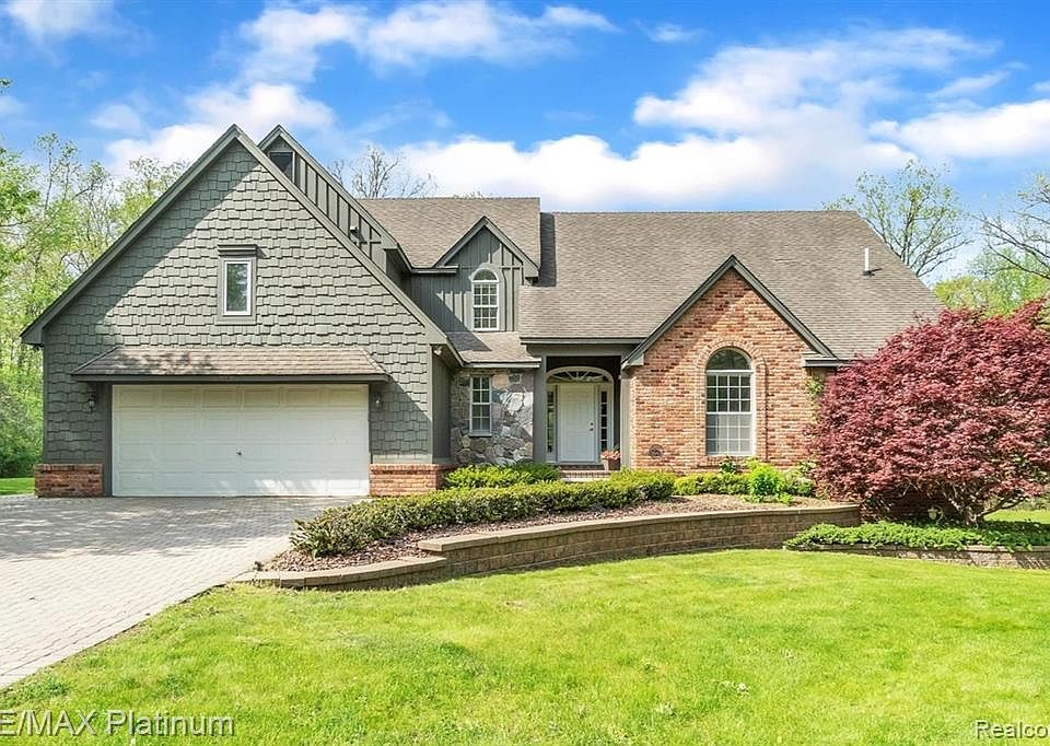 1st image of 10915 Old Countryway Dr