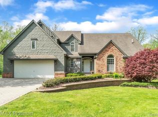 10915 Old Countryway Dr, Hartland, MI 48353