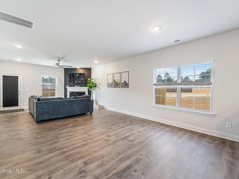 1003 Manhatten Ct — Photo 7