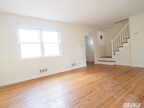 3rd image of 35 Roy St