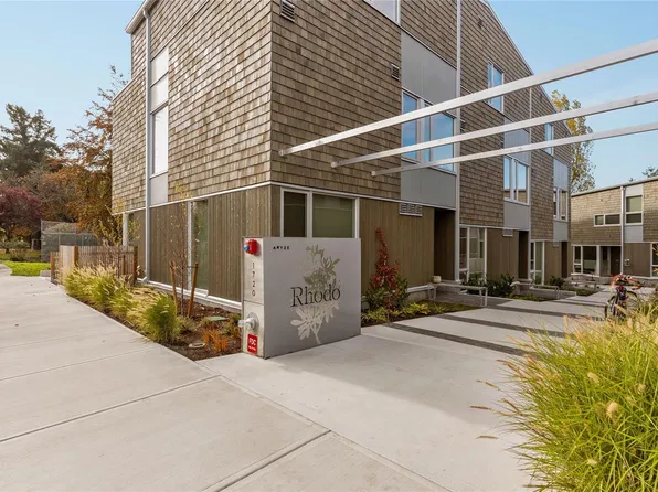 1720 Fairfield Rd #105, Victoria, BC V8S 1G3