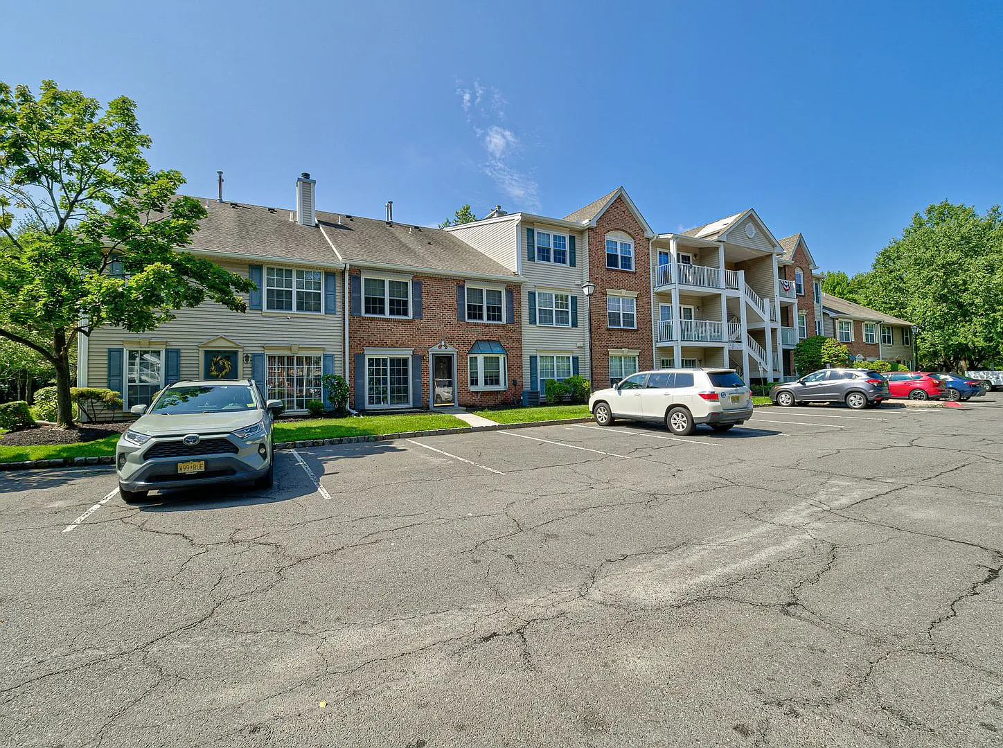 96 Versailles Ct — Photo 4