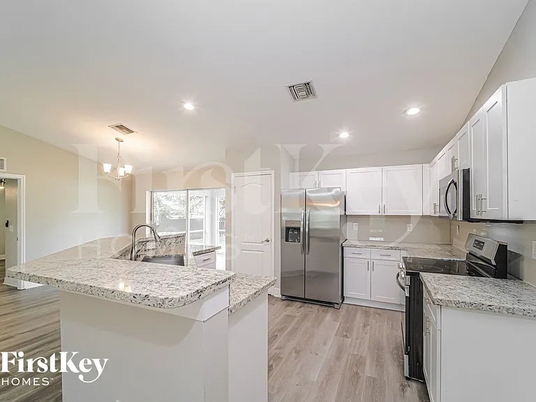 629 NE Juanita Ct — Photo 6
