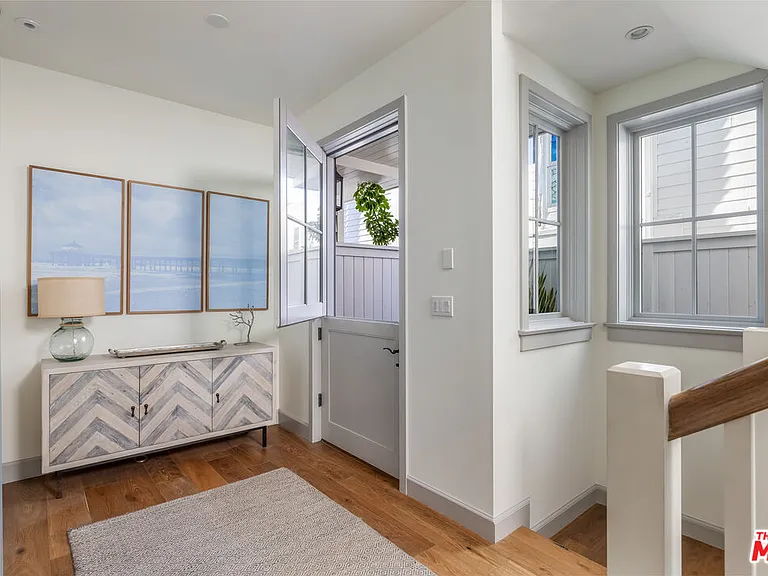 703 Bayview Dr — Photo 4