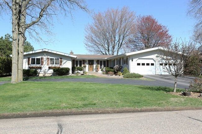 1st image of 903 E Lakeshore Dr