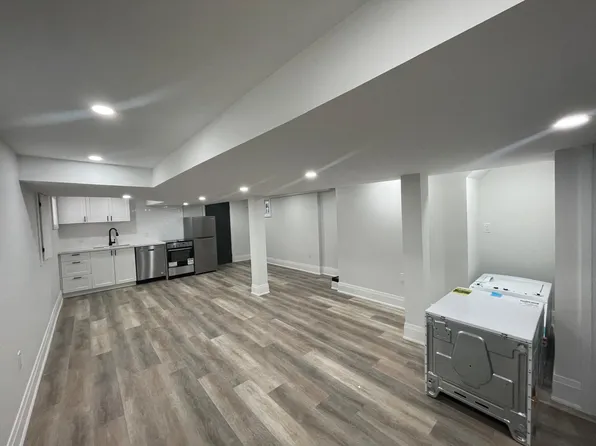 165 Gibson Ave #3, Hamilton, ON L8L 6J9