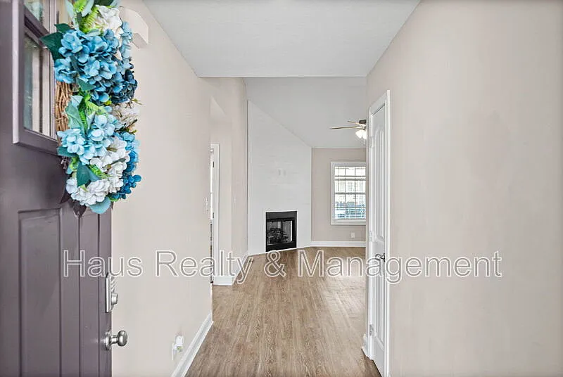 3 bed, 2.0 bath, 1416 sqft, $1,900 — Photo 2