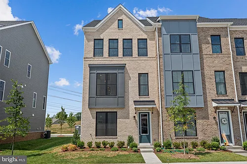 42100 Picasso Sq Photo 1