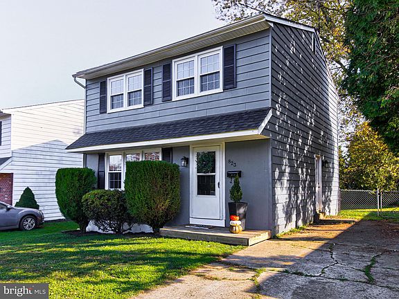 2nd image of 823 Hornblende Ave