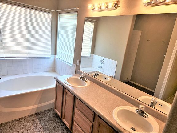 5th image of 796 Ridgebury Pl