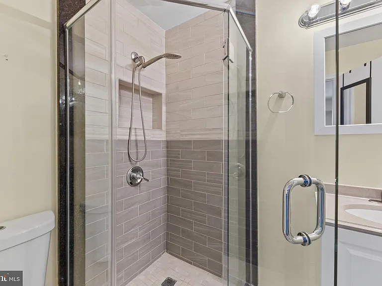 6901 Victoria Dr #I — Photo 25