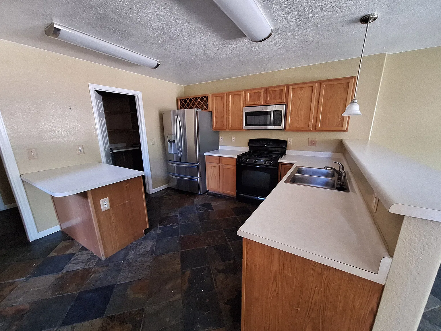 4 bed, 3.5 bath, 2640 sqft, $2,750 — Photo 3