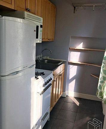 4th image of 240 13th St APT 3