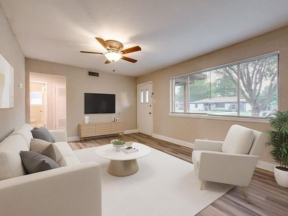 5th image of 3912 Lakewood Dr #B