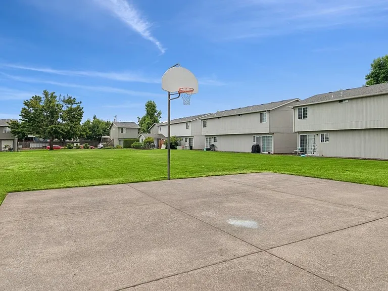 Evergreen Townhouses — Photo 11