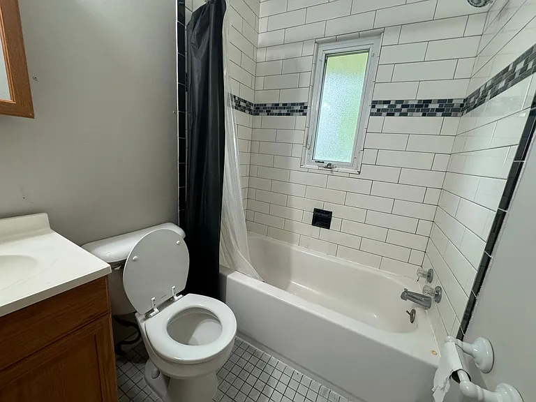 Updated 1BR Apartment Shared Laundry, Cats OK $750/mo — Photo 11