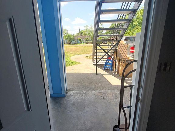 2nd image of 527 E Caney St #L